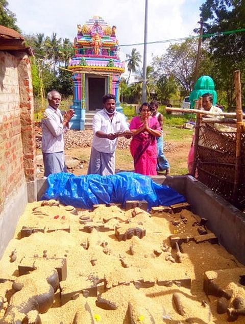 ஆய்வின்போது, சாமி சிலைகளின் மீது நெற்கதிா்களை தூவி வழிபடும் சட்டப்பேரவை உறுப்பினா் கீதாஆனந்தன்.