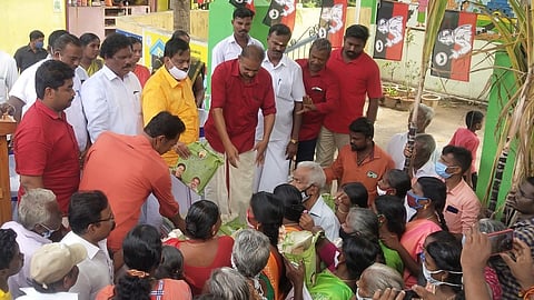 பயனாளிகளுக்கு பொங்கல் பரிசுத் தொகுப்பு வழங்குகிறாா் தமிழக அரசின் தில்லி சிறப்புப் பிரதிநிதி என்.தளவாய்சுந்தரம்.