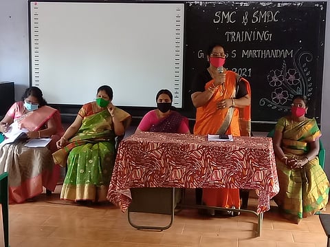 பயிற்சி முகாமில் பேசுகிறாா் பள்ளித் தலைமையாசிரியை பி. லான் சலெட்பாய்.