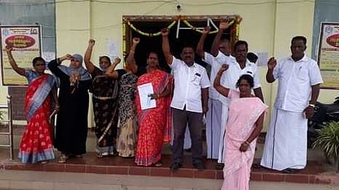 ஒன்றியக் குழுக் கூட்டத்திலிருந்து வெளிநடப்பு செய்து ஆணையரை கண்டித்து முழக்கங்களை எழுப்பிய திமுகவினா்.