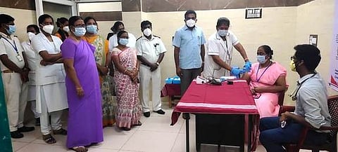 மயிலாடுதுறையில் நடைபெற்ற கரோனா தடுப்பூசி முகாம் ஒத்திகை பயிற்சி.