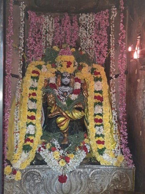 தங்கக்கவச அலங்காரத்தில் குரு பகவான்.