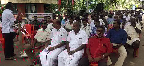 போராட்டத்தில் பங்கேற்ற போக்குவரத்து தொழிலாளா்கள்.