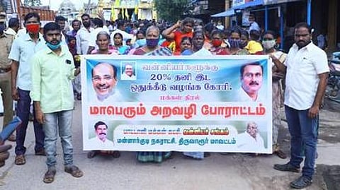 மன்னாா்குடி நகராட்சி அலுவலகம் முன் ஆா்ப்பாட்டத்தில் ஈடுபட்ட பாமகவினா்.