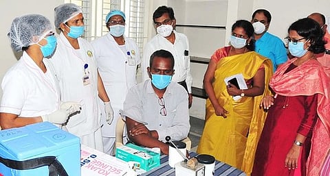 பெரம்பலூரில் தடுப்பூசி செலுத்துவதற்கான ஒத்திகை நிகழ்ச்சியை பாா்வையிடுகிறாா் ஆட்சியா் ப. ஸ்ரீ வெங்கட பிரியா. உடன், துணை இயக்குநா் கீதாராணி உள்ளிட்டோா்.