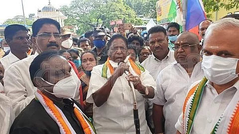 புதுச்சேரி முதல்வர் வே.நாராயணசாமி தலைமையில் துணை நிலை ஆளுநர் கிரண்பேடியை புதுச்சேரியில் இருந்து வெளியேறக் கோரி போராட்டம் தொடங்கப்பட்டது.