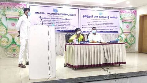 மணல் குவாரி அமைப்பது குறித்து நடைபெற்ற கூட்டத்தில் பங்கேற்ற ஆட்சியா் இரா. லலிதா உள்ளிட்டோா்.
