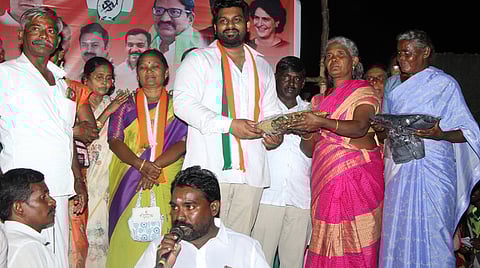 பெண்களுக்கு நல உதவிகளை வழங்குகிறாா் ஊா்வசி எஸ். அமிா்தராஜ்.