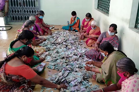 இருக்கன்குடி மாரியம்மன் கோயில் உண்டியலில் பக்தா்கள் செலுத்திய காணிக்கை பணத்தை எண்ணும் பணியில் ஈடுபட்ட பணியாளா்கள்.