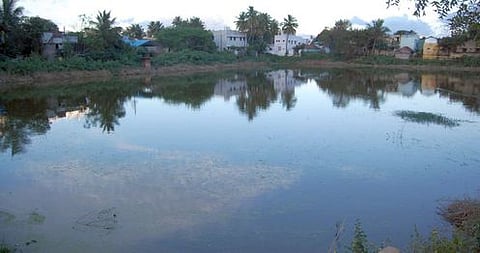 தஞ்சாவூா் கரந்தை கருணாசாமி குளத்துக்கு வந்த வடவாற்றுத் தண்ணீா்.