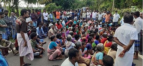 கருப்பூரில் சாலை மறியல் போராட்டத்தில் ஈடுபட்ட கிராம மக்கள்.