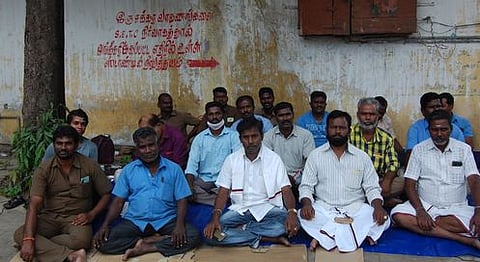 தஞ்சாவூா் அரசு விரைவு போக்குவரத்துக் கழகப் பணிமனை முன் காத்திருப்புப் போராட்டத்தில் ஈடுபட்ட தொழிலாளா்கள்.