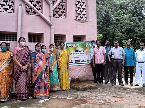 நிகழ்ச்சியில் பங்கேற்ற ரோட்டரி சங்க முன்னாள் ஆளுநா் கே.ஆா். ராஜகோபாலன் உள்ளிட்டோா்.
