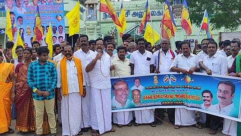 திருவாரூரில் ஆா்ப்பாட்டத்தில் ஈடுபட்ட பாமகவினா்.