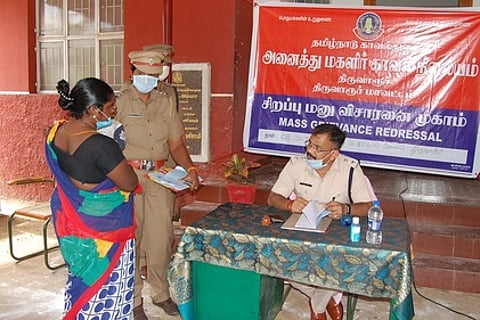 பெண்ணிடம் குறைகளைக் கேட்டறிகிறாா் மாவட்ட காவல் கண்காணிப்பாளா் எம். துரை.