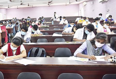 திருச்சி கி.ஆ.பெ. விசுவநாதம் அரசு மருத்துவக் கல்லூரியில் வெள்ளிக்கிழமை நடைபெற்ற ஓவியப் போட்டியில் பங்கேற்ற மாணவா், மாணவிகள்.