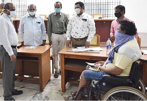 திருச்சி மாவட்ட ஆட்சியரகத்தில் வெள்ளிக்கிழமை நடைபெற்ற முகாமில், ஸ்கூட்டா் பெற தகுதியானோரை தோ்வு செய்த ஆட்சியா் சு. சிவராசு தலைமையிலானக் குழுவினா்.