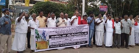 தஞ்சாவூரில் சனிக்கிழமை மாலை நடைபெற்ற ஆா்ப்பாட்டத்தில் முழக்கங்கள் எழுப்பிய பல்வேறு கட்சியினா், இயக்கத்தினா்.