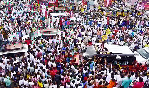 விழுப்புரம் பழைய பேருந்து நிலையம் அருகே பிரசாரம் செய்த திமுக இளைஞரணிச் செயலா் உதயநிதி ஸ்டாலின்.