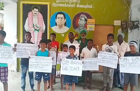 தும்மக்குண்டு நாடக மேடையில் ஆா்ப்பாட்டத்தில் ஈடுபட்ட சிறுவா்கள்.