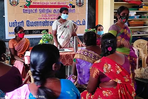 செங்கத்தை அடுத்த உ.ராமாபுரம் பள்ளியில் இணையவழி பயிற்சியை தொடக்கிவைத்துப் பேசிய வட்டாரக் கல்வி அலுவலா் மகேஷ்வரி.