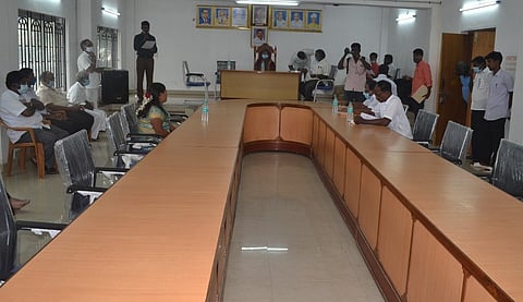 திருத்தணி ஊராட்சி ஒன்றிய அலுவலகத்தில் நடைபெற்ற ஊராட்சி ஒன்றியக் குழு கூட்டத்தில் பங்கேற்றோா்.