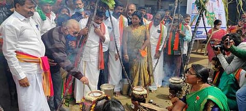 உதகையில் பாஜக சாா்பில் நடைபெற்ற பொங்கல் விழாவில் பங்கேற்ற நடிகா் ராதாரவி.