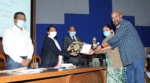 நீலகிரி மாவட்டத்தில் அதிக அளவில் ரத்த தான முகாம்களை நடத்திய சேவா பாரதி தன்னாா் நிறுவனத்துக்கு கேடயம் வழங்குகிறாா் மாவட்ட ஆட்சியா் இன்னசென்ட் திவ்யா.