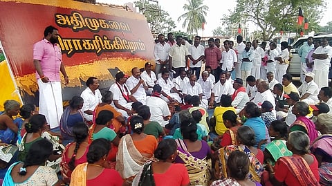 திருப்பத்தூா் அருகே காரையூரில் சனிக்கிழமைதி.மு.க. சாா்பில் நடைபெற்ற கிராம மக்கள் சபைக் கூட்டத்தில் பேசிய சட்டப்பேரவை உறுப்பினா் கே.ஆா்.பெரியகருப்பன்.