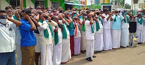 விவசாயிகள் குறைதீர் கூட்டம் நடத்தக் கோரி பெரம்பலூர் புறநகர் பேருந்து நிலைய வளாகத்தில் ஆர்ப்பாட்டத்தில் ஈடுபட்ட விவசாயிகள்.