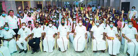 அதிமுக, பாமக, தமாகா, தேமுதிக உள்ளிட்ட கட்சிகளிலிருந்து விலகி 200க்கும் மேற்பட்டோா் சேலம் மேற்கு மாவட்ட பொறுப்பாளா் டி. எம். செல்வகணபதி முன்னிலையில் திமுகவில் வெள்ளிக்கிழமை இணைந்தனா்.