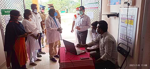 தடுப்பூசி ஒத்திகையை பாா்வையிட்ட மாவட்ட ஆட்சியா் சி.அ.ராமன்.