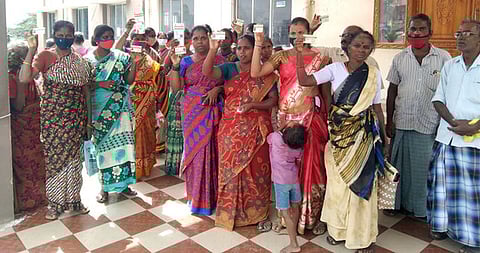 அந்தியூா் வட்டாட்சியா் அலுவலக வளாகத்தில் போராட்டத்தில் ஈடுபட்ட பொது மக்கள்.