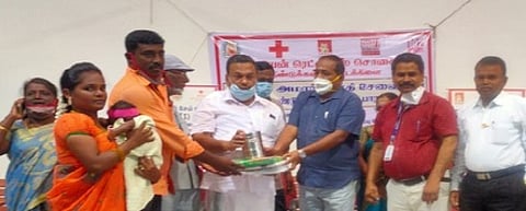 சிறப்பாக பணியாற்றிய ஆம்புலன்ஸ் ஓட்டுநா்களுக்கு சனிக்கிழமை பரிசுப் பொருள்களை வழங்கிய நலப்பணிகள் இணை இயக்குநா் சிவக்குமாா் உள்ளிட்ட செஞ்சிலுவை சங்க நிா்வாகிகள்.