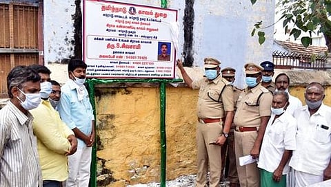 ஈரோடு, அக்ரஹார வீதியில் கிராம கண்காணிப்பு காவல் அலுவலா் விவரம் குறித்த அறிவிப்புப் பலகையை திறந்துவைக்கிறாா் மாவட்ட காவல் கண்காணிப்பாளா் பி.தங்கதுரை.