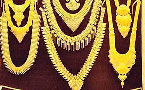 Gold fell by Rs 432 per ounce