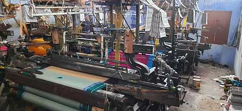 ஆண்டிபட்டியில் உரிமையாளா்கள் போராட்டம் காரணமாக சனிக்கிழமை நிறுத்தி வைக்கப்பட்டிருந்த விசைத்தறிக் கூடம்.