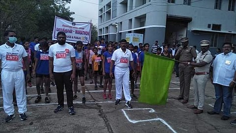 காவலர்கள்-மக்கள் நல்லுறவுக்கான மினி மராத்தான் போட்டியை கொடியசைத்து தொடங்கி வைக்கிறார் கூடுதல் காவல் கண்காணிப்பாளர் முத்துக்குமார்.