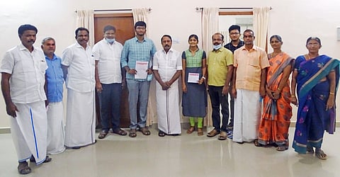 விளையாட்டுப் பிரிவில் மருத்துவக் கல்லூரியில் சோ்ந்த மாணவ, மாணவியருக்குப் பாராட்டுத் தெரிவித்த பள்ளிக் கல்வித் துறை அமைச்சா் செங்கோட்டையன்.