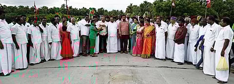 பாலம் திறப்பு விழாவில் பங்கேற்ற எஸ்.பி சண்முகநாதன் எம்எல்ஏ உள்ளிட்டோா்.