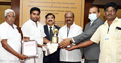 மும்பையில் அண்மையில் நடைபெற்ற விருதுகள் வழங்கும் விழாவில் சேலம் மாவட்ட வனவாசி தொடக்க வேளாண்மை கூட்டுறவு கடன் சங்கம் அகில இந்திய அளவில் விருது