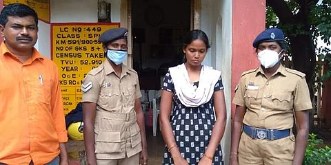 தற்கொலை செய்துகொள்ளவதற்காக, ரயில் தண்டவாளத்தின் நடுவே அமர்ந்து இருந்த இளம் பெண்ணை ஸ்ரீவில்லிபுத்தூர் ரயில்வே போலீசார் மீட்டனர்.