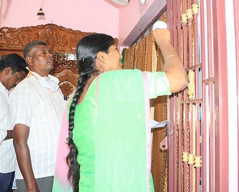 ரேகைகளைப் பதிவு செய்யும் விரல் ரேகை நிபுணா்கள்.