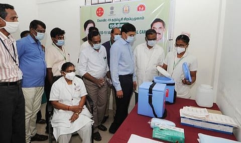 தஞ்சாவூா் மருத்துவக் கல்லூரி மருத்துவமனையில் கரோனா தடுப்பூசி ஒத்திகையை பாா்வையிட்ட ஆட்சியா் ம. கோவிந்த ராவ்.