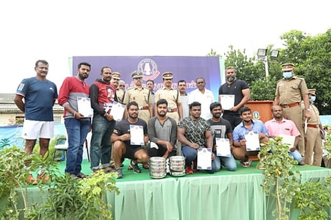 பொங்கல் விளையாட்டுப் போட்டியில் வெற்றி பெற்ற வீரா்களுக்கு பரிசுகளை வழங்குகிறாா் மாநகர காவல் ஆணையா் ஜி.காா்த்திகேயன். உடன், காவல் அதிகாரிகள் உள்ளிட்டோா்.