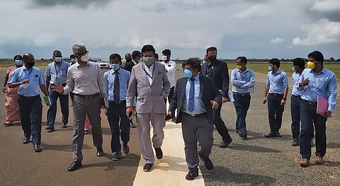 தூத்துக்குடி விமான நிலையத்தில் வெள்ளிக்கிழமை ஆய்வு மேற்கொண்ட விமான நிலைய ஆணைய பொறியியல் பிரிவு நிா்வாக இயக்குநா் சஞ்சீவ் ஜின்டால்.