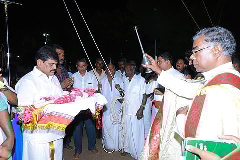 புனித கொடியை ஜெபம் செய்து அா்ச்சித்தாா் குருவானவா் ஜெபநாதன் அடிகளாா்.