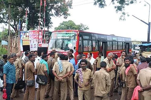 தஞ்சாவூர் ஜெபமாலைபுரத்தில் உள்ள பணிமனையில் நிறுத்த போராட்டத்தில் ஈடுபட்ட ஓட்டுநர்கள், நடத்துநர்கள்.