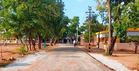 புதிய தார்சாலை வசதியுடன் புதுப்பொலிவு பெற்ற பள்ளி வளாகம்.