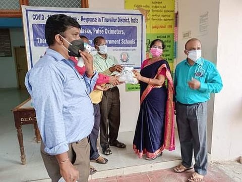தனியார் தொண்டு நிறுவனம் சார்பில் அரசு உயர்நிலை, மேல்நிலைப்பள்ளிகளுக்கு முகக்கவசம், கிருமிநாசினி புட்டிகள்,தெர்மா மற்றும் ஆக்சிமீட்டர் ஆகியவைகளை மாவட்ட முதன்மைக் கல்வி அலுவலர் ஆறுமுகம் வழங்கினார்.